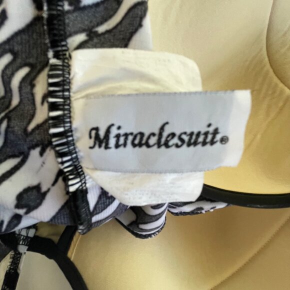 MIRACLESUIT Tiki Escape Underwire Tummy Control OnePiece Swimsuit Slimming Print - Picture 5 of 9